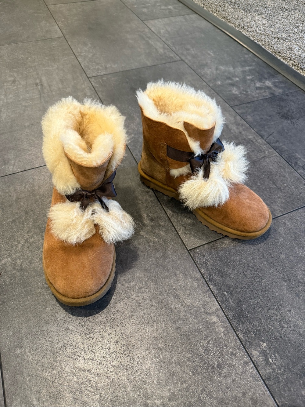 UGG Kids Chestnut Suede Fur-Trim Bow Boots